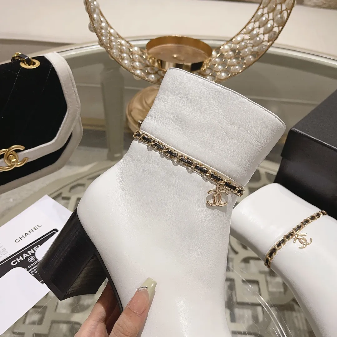 Factory direct sales p700🐘🐘women's shoes women's clothing 2025 Xiaoxiang chanel high-quality counter-level 𝙎𝙡𝙞𝙣𝙜-𝙗𝙖𝙘𝙠🌈〰͏ chanelaa® Xiaoxiang new chain ⛓️skinny leg short boots top purchasing agent level rare items new🍾✨ ━━━━━ ЅᏇєєt ━━━━━ 🍒 Upper: Calfskin imported from Italy ➕Chanel’s unique chain element Lining: Imported comfortable and soft sheepskin lining for foot pads Outsole: Exclusive molding of genuine leather outsole imported from Italy Color: black/white/apricot Size: 34 to 40 (34, 41, 42 are customized and non-returnable and non-exchangeable) Packaging: The latest complete set of packaging from the counter shoe industry